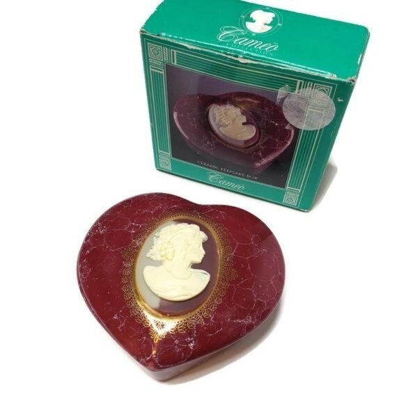 Mount Clemens Pottery Heart-Shaped Ceramic Keepsake Box With Cameo Design - Picture 6 of 7